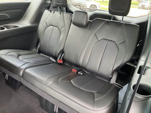 New 2027 Diamond Black Crystal Pearl-Coat Exterior Paint Chrysler Select image 22