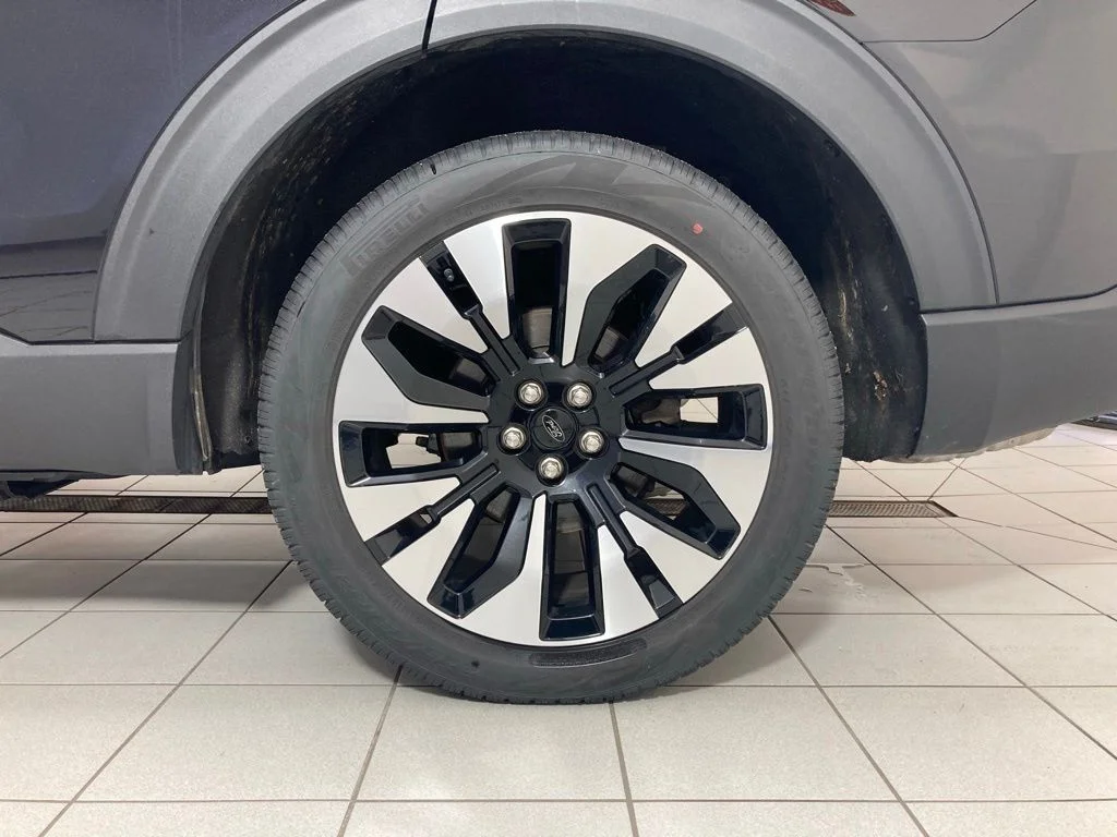 Used 2025 Black Ford Platinum image 27