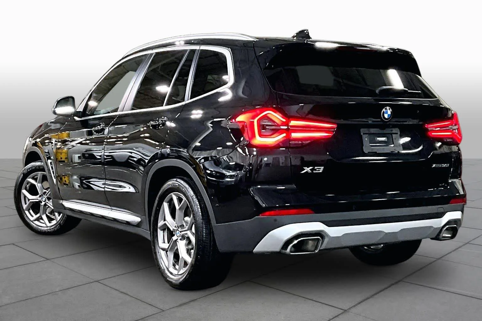 Used 2022 Black Sapphire Metallic BMW xDrive30i image 12