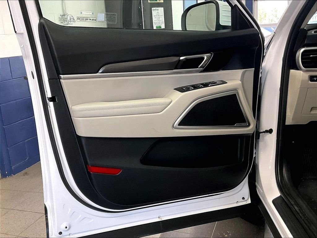 Used 2023 White Kia S image 9