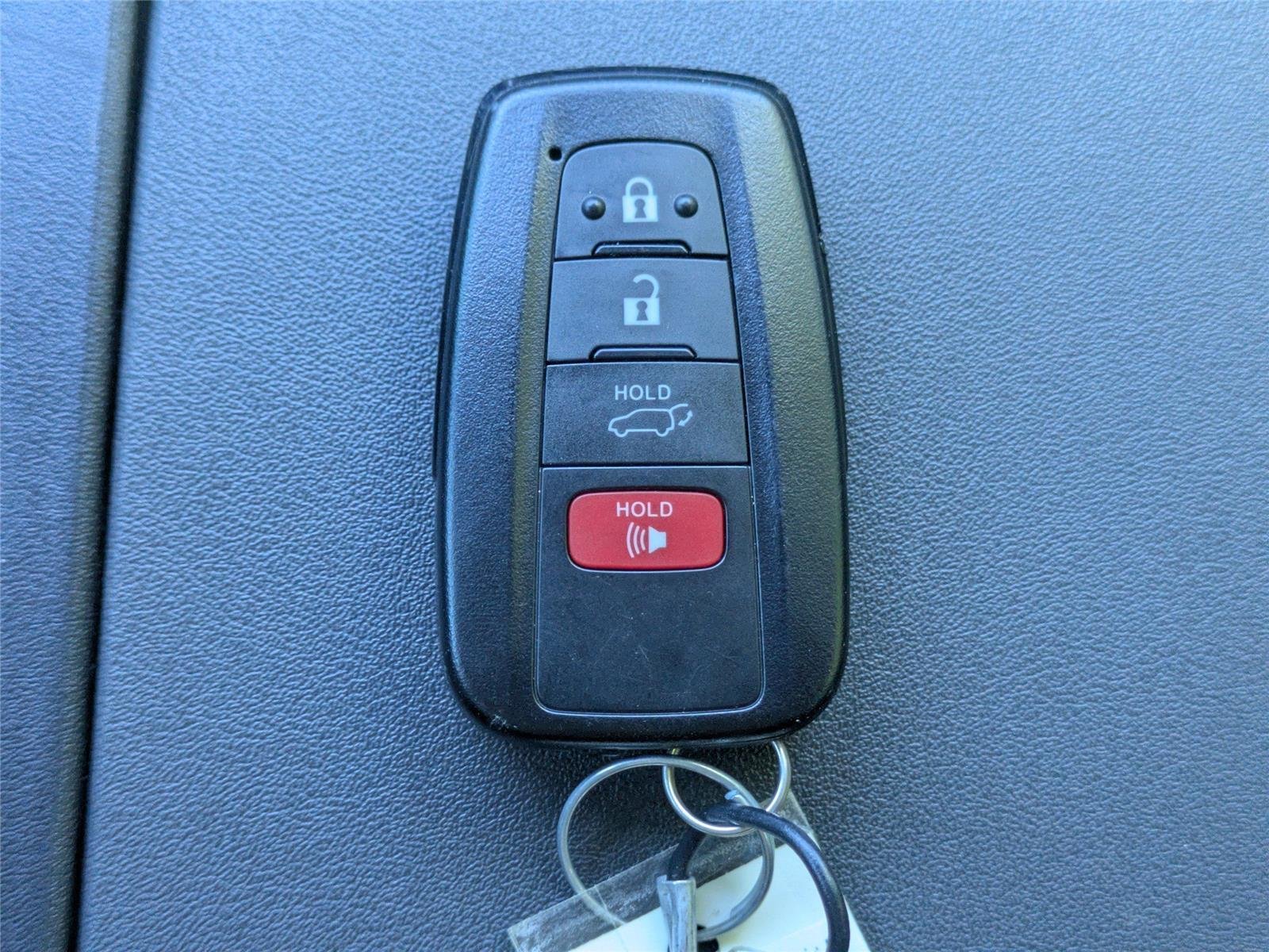 Used 2022 Wind Chill Pearl Toyota XLE image 33
