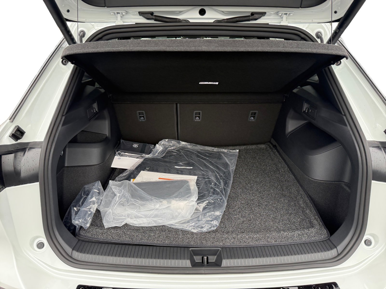New 2026 Opal White Pearl Volkswagen SEL R-Line Turbo image 17