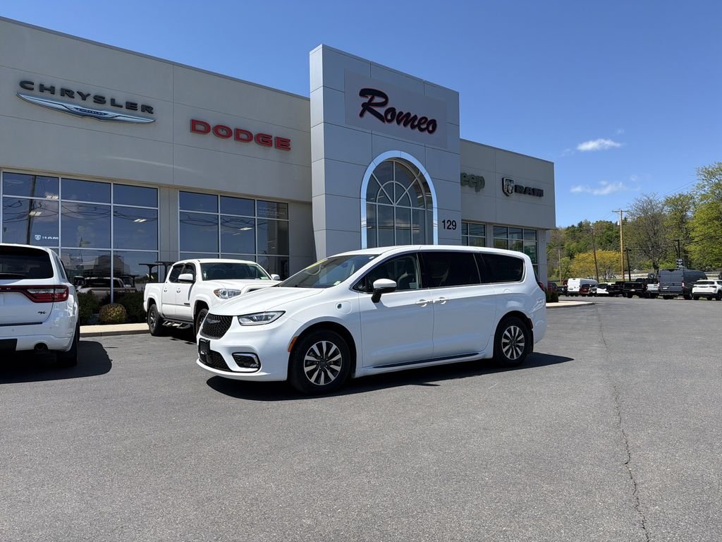 2023 Chrysler Pacifica Hybrid Touring L Hybrid's photo