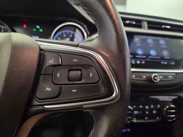 Used 2021 WHITE FROST TRICOAT Buick Select image 23