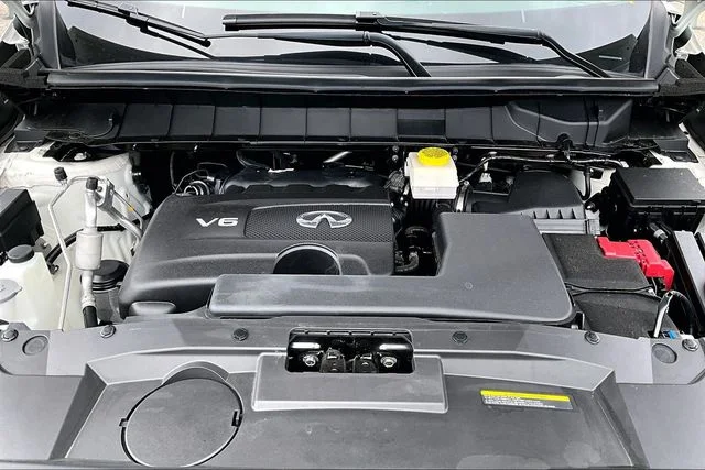 Used 2023 White INFINITI LUXE image 9