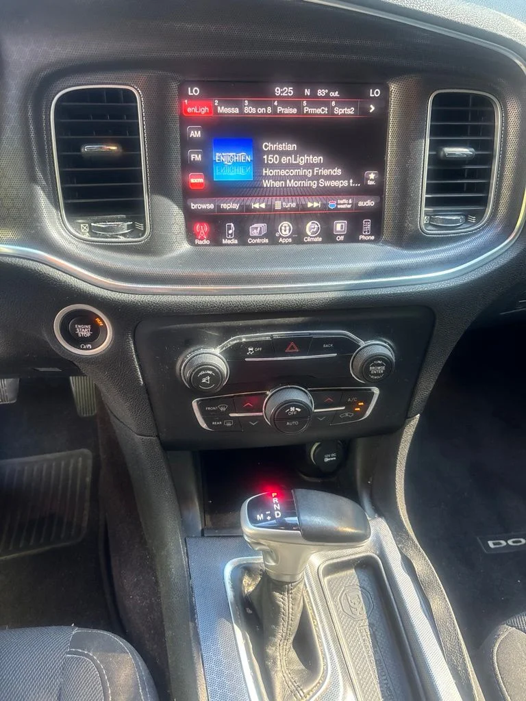 Used 2016 Black Dodge SXT image 27