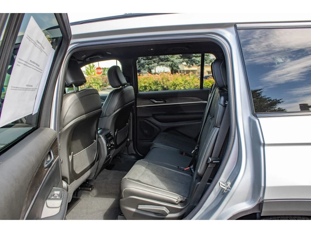 New 2026 Silver Zynith Exterior Paint Jeep Laredo Altitude image 18