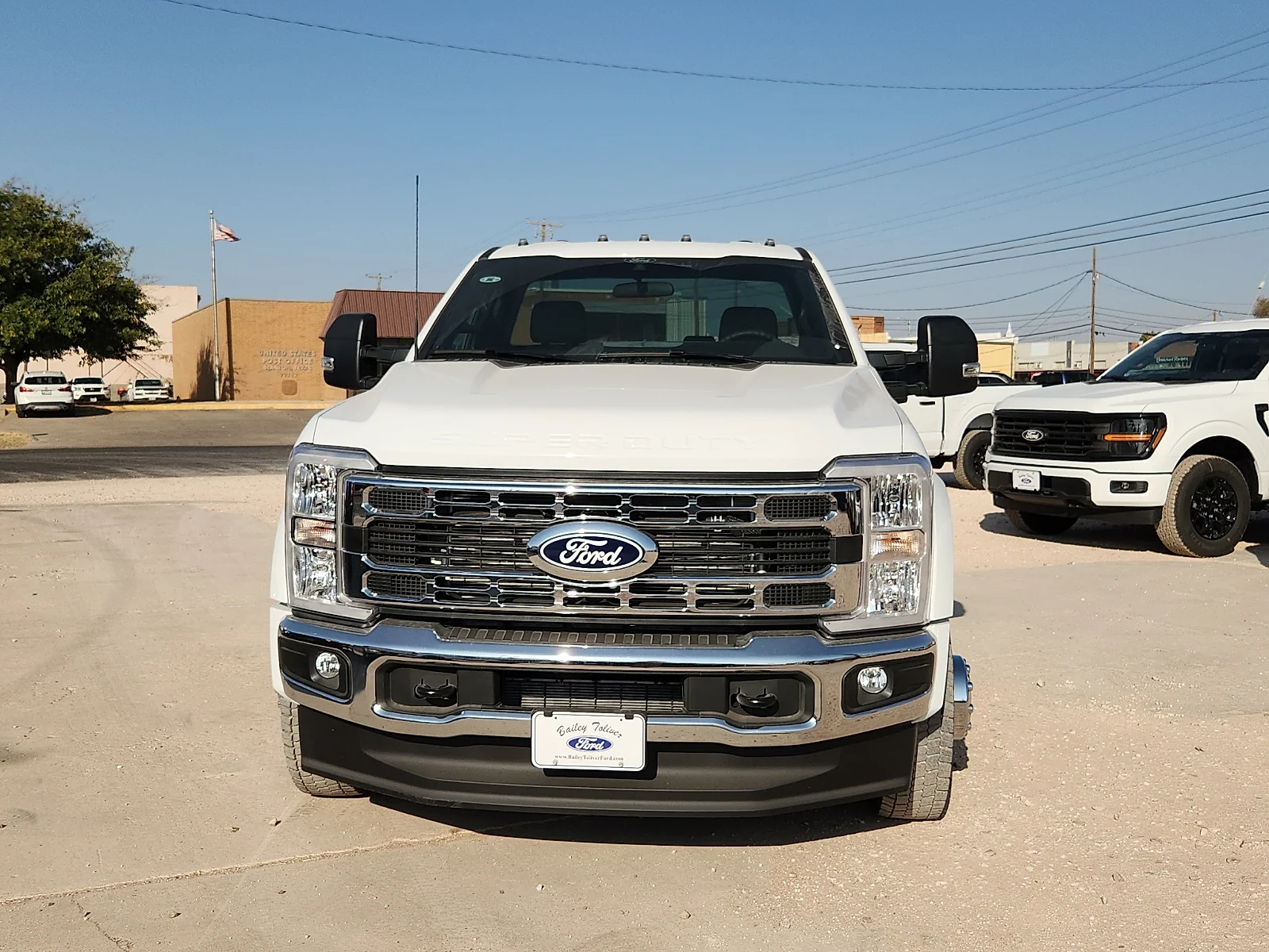 New 2027 Oxford White Ford XLT image 2