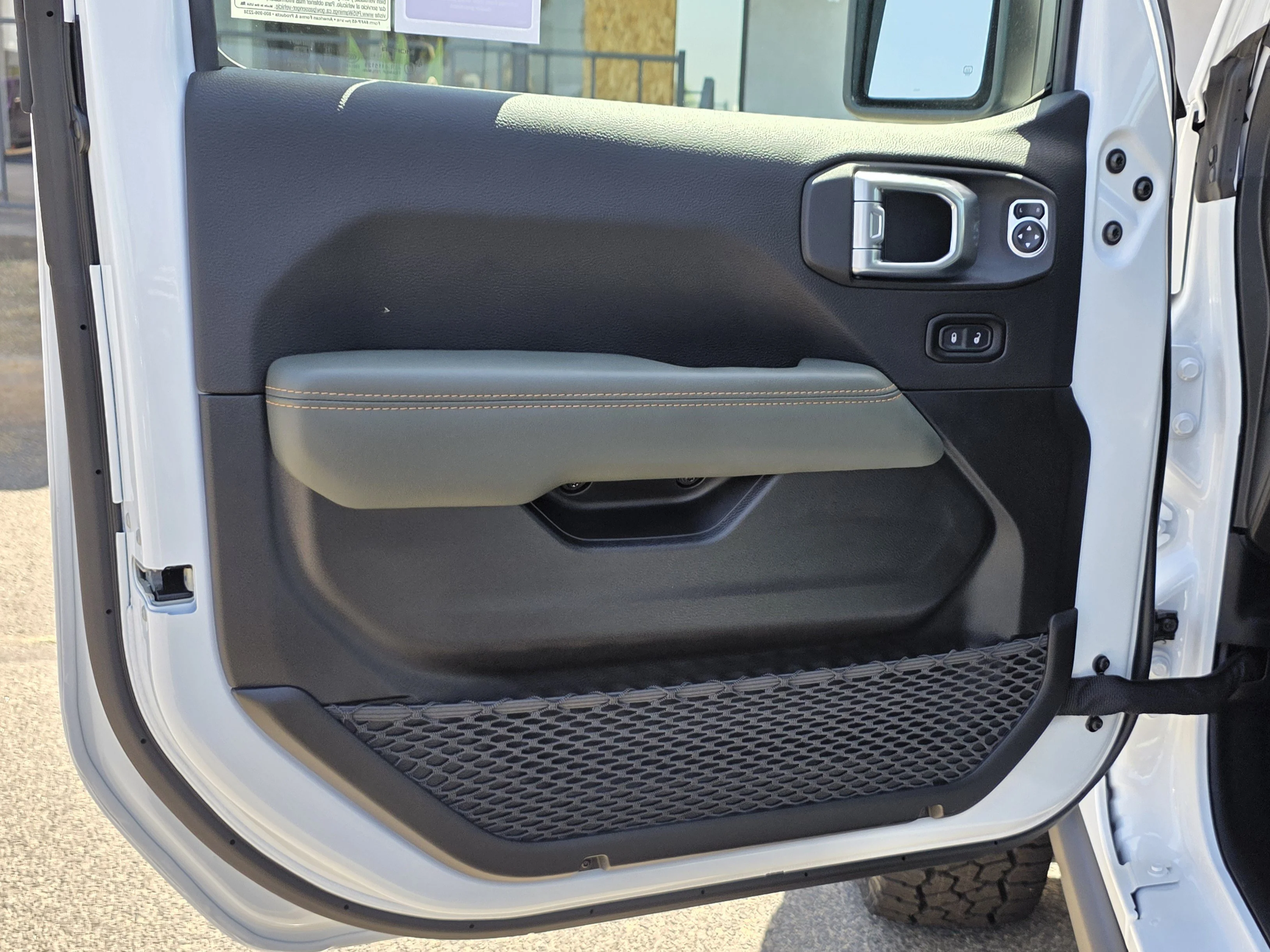 New 2026 Bright White Clearcoat Jeep Mojave image 9