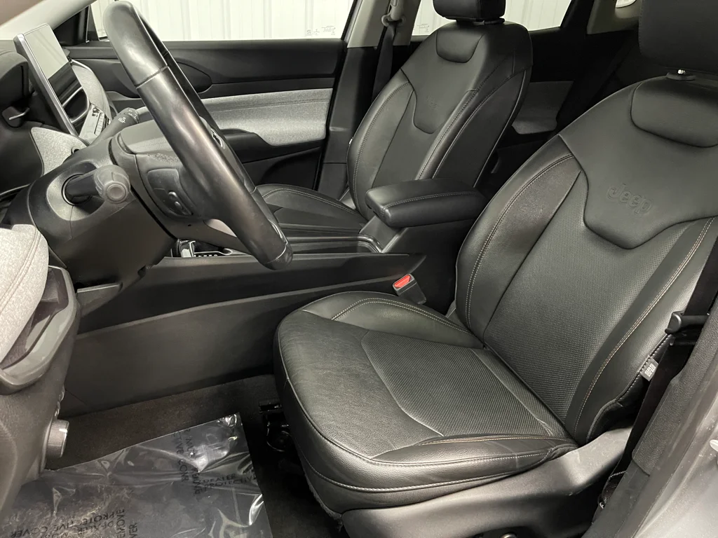 Used 2022 Silver Jeep Latitude Lux image 15