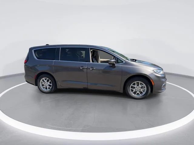 Used 2023 Gray Chrysler Touring L image 9