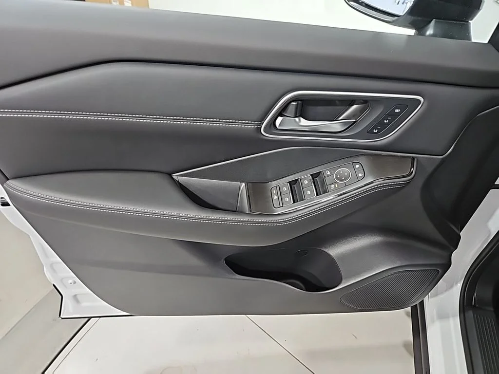 2025 Nissan Rogue Platinum - Photo 10