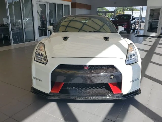 Used 2014 White Nissan Track Edition image 11