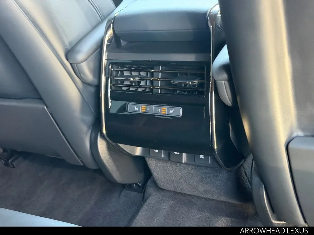 Used 2023 Gray Land Rover SE Dynamic image 14