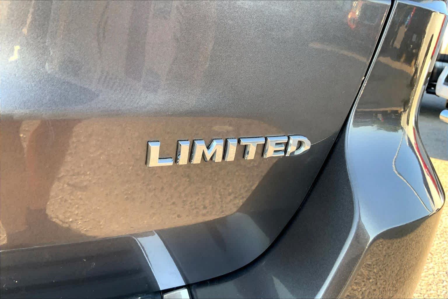 Used 2015 Granite Crystal Met. Clear Coat Jeep Limited image 10