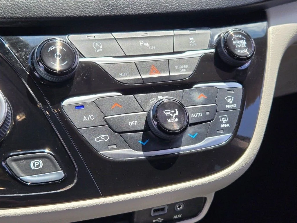 Used 2018 Gray Chrysler Touring Plus image 26