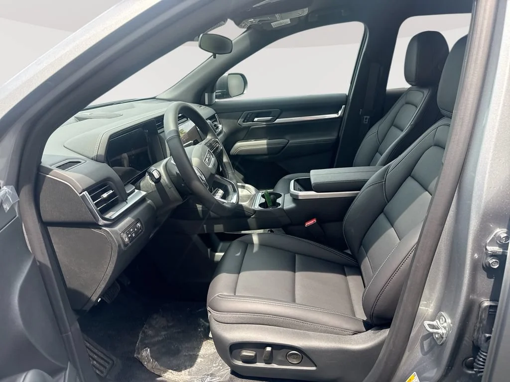 New 2027 Sterling Metallic GMC AWD Elevation image 19