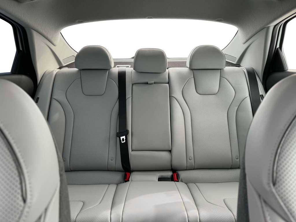 2025 Hyundai Elantra Limited - Photo 17