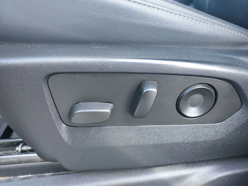 Used 2022 Silver GMC SLT image 18