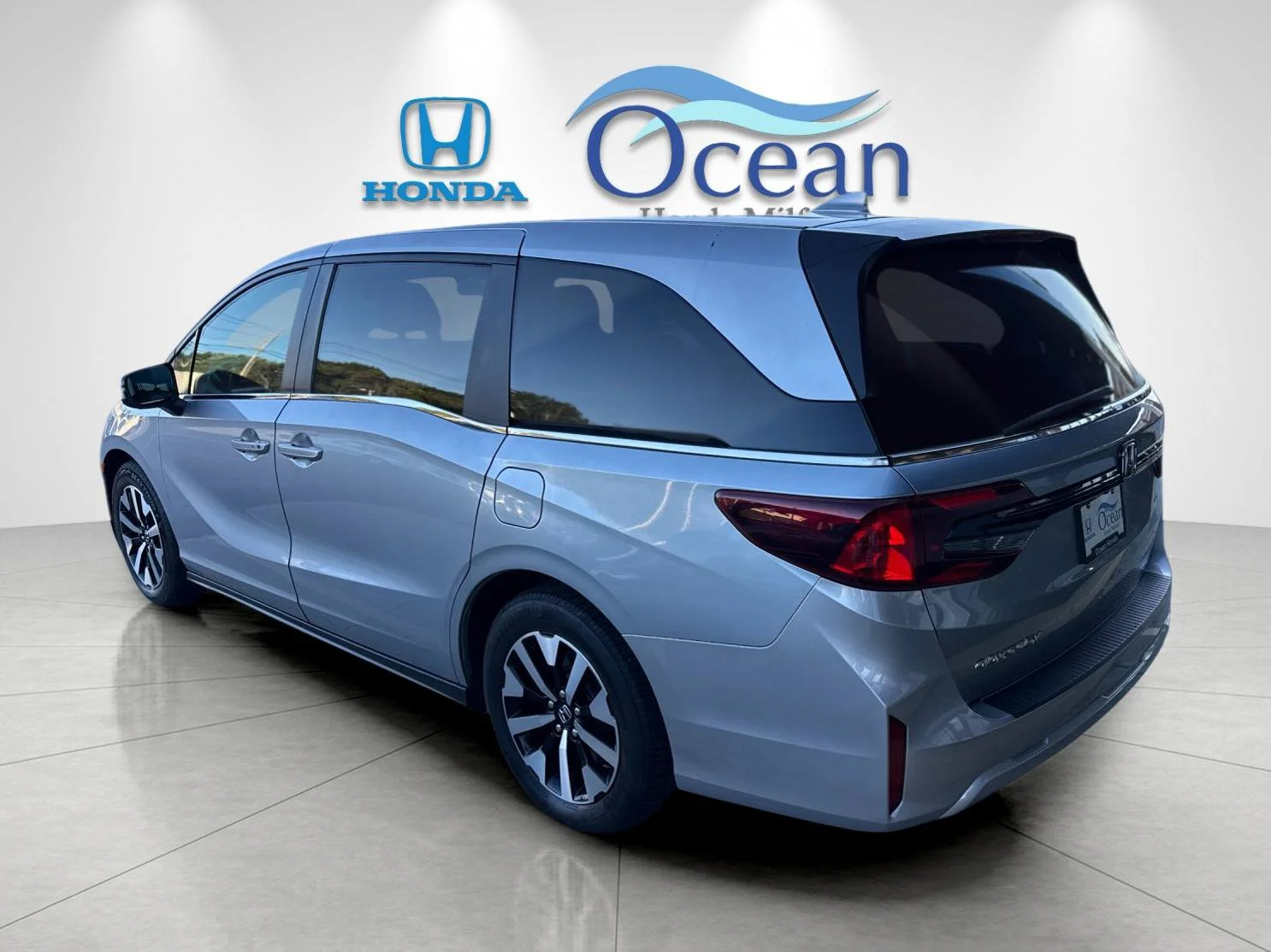 Used 2025 Solar Silver Metallic Honda EX-L image 5