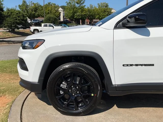 New 2026 Bright White Clearcoat Jeep Latitude image 11