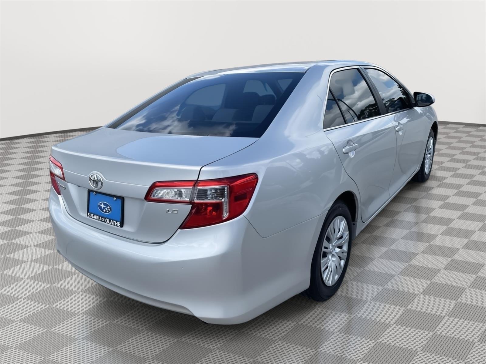 Used 2014 Classic Silver Metallic Toyota LE image 14