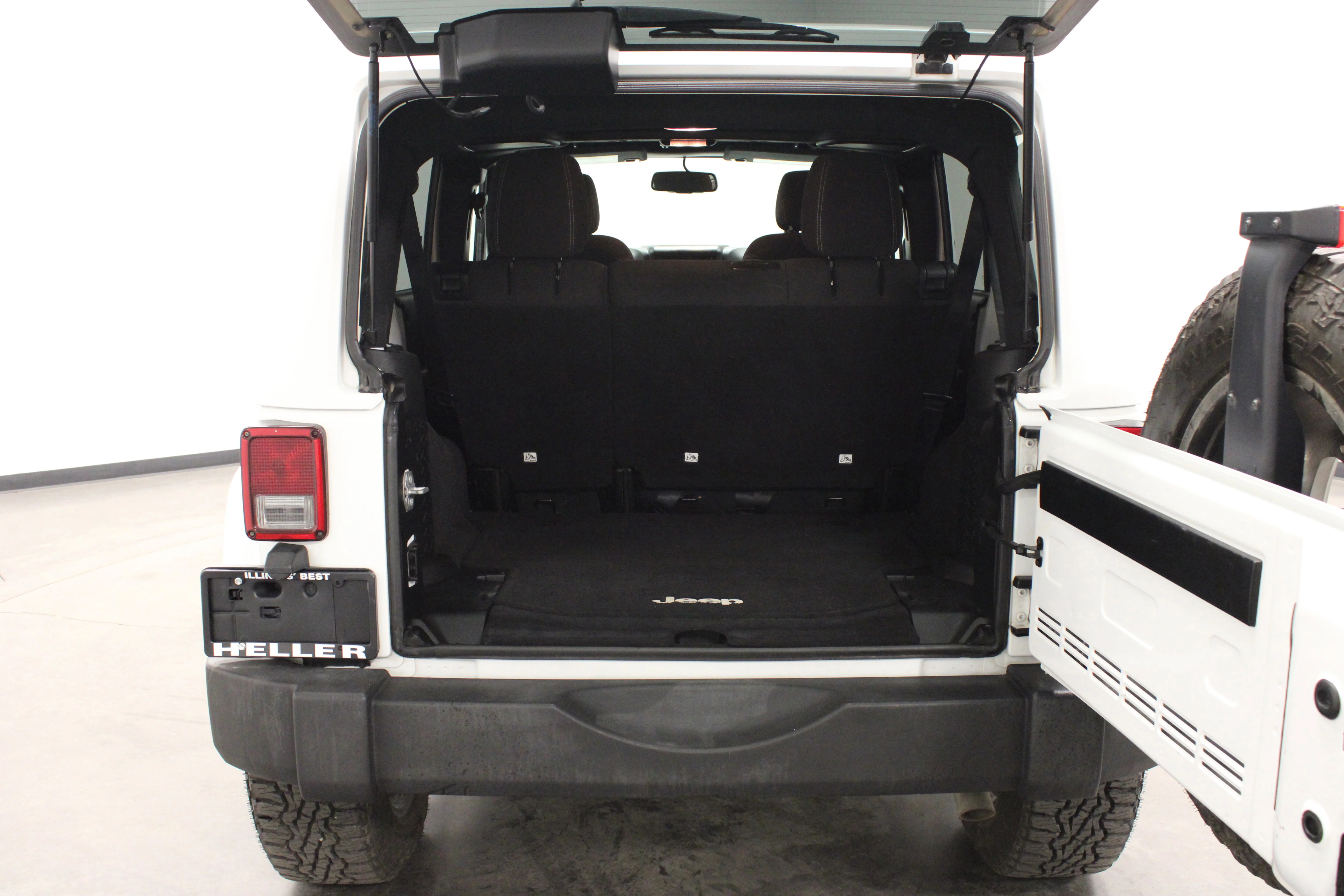 Used 2016 Bright White Clearcoat Jeep Rubicon image 14