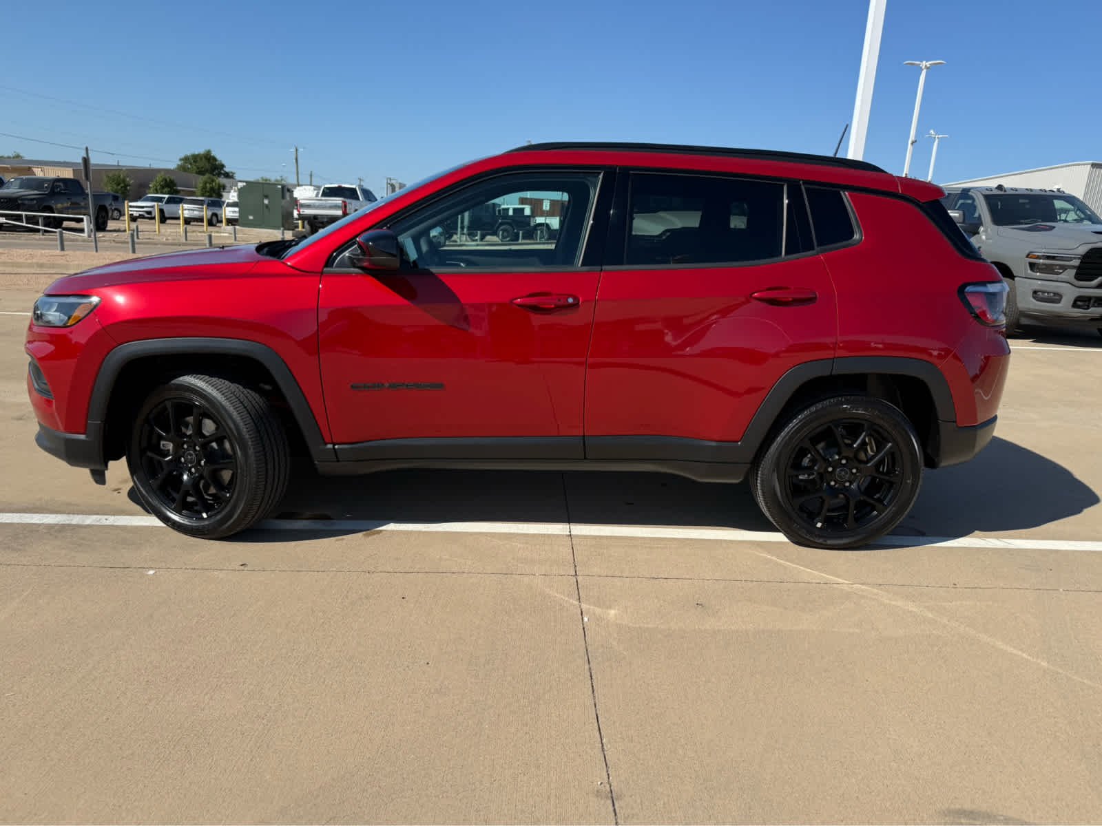 New 2026 Red Hot Pearl-Coat Exterior Paint Jeep Latitude Altitude image 9