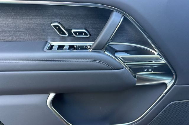 New 2026 Obsidian Black in Gloss Finish Land Rover SE image 10