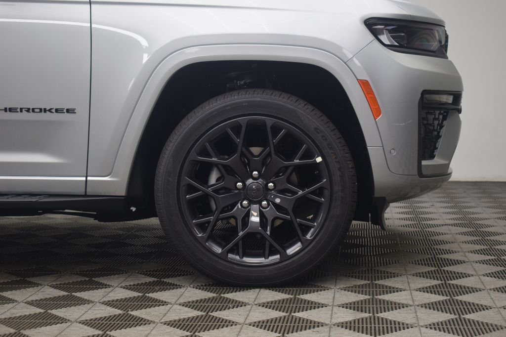 New 2026 Silver Zynith Exterior Paint Jeep Summit image 8