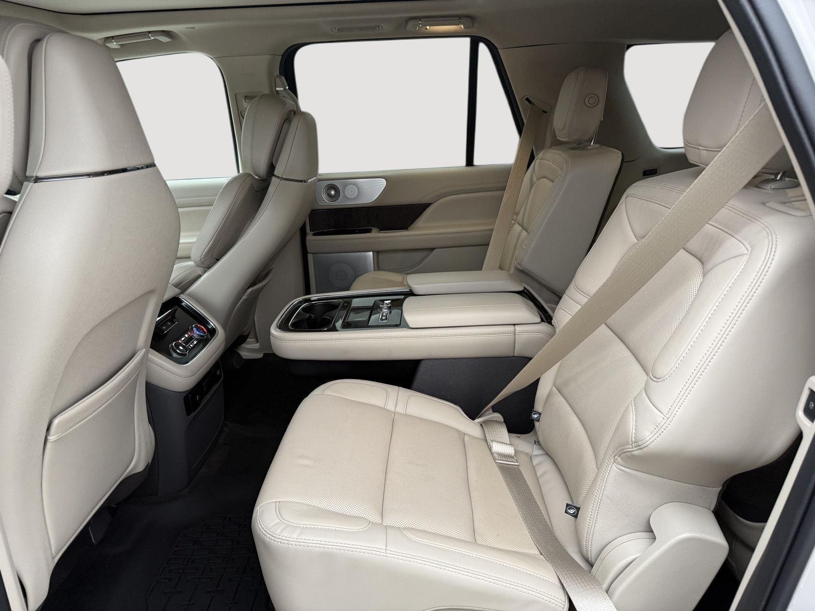 Used 2020 Ceramic Pearl Lincoln Reserve image 9