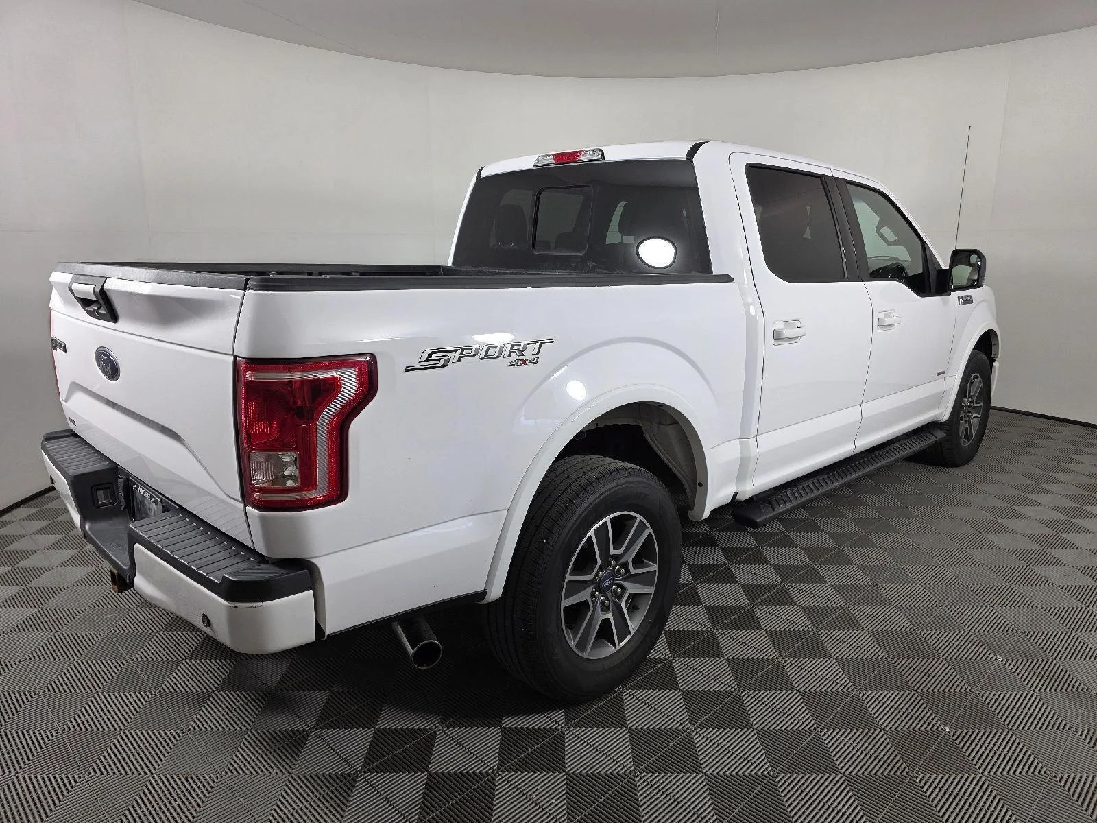 Used 2016 Oxford White Ford XLT image 9