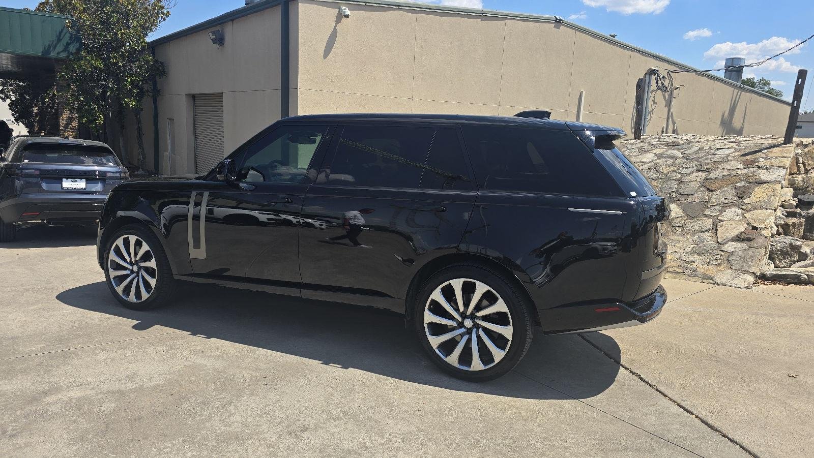 Used 2025 Santorini Black Metallic Land Rover SE image 2