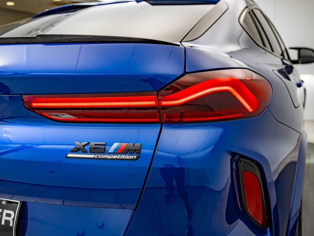 Used 2020 Marina Bay Blue Metallic BMW Competition image 16