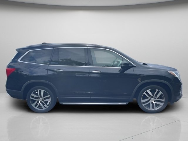 Used 2017 Crystal Black Pearl Honda Touring image 5