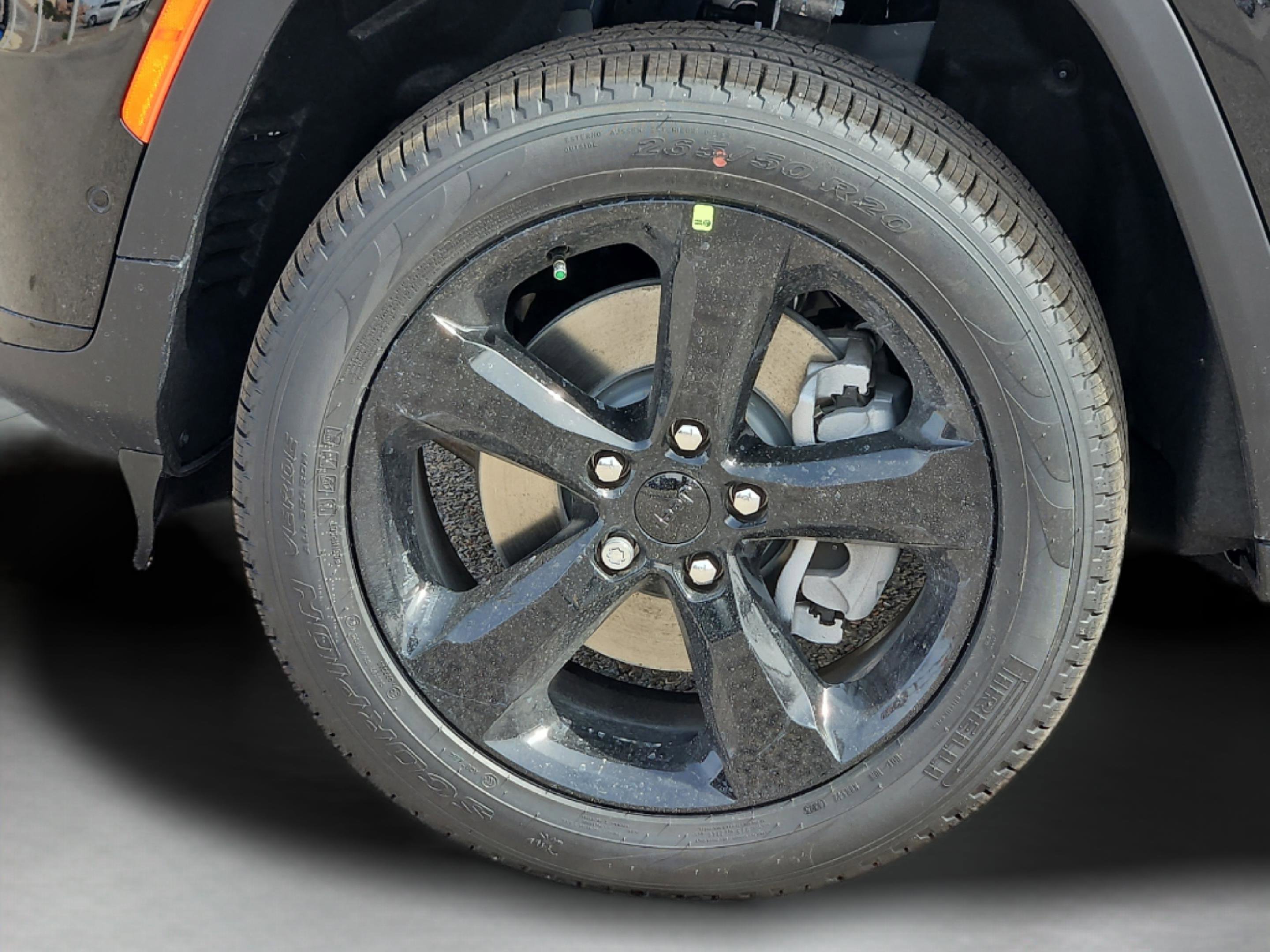 New 2025 Diamond Black Crystal Pearl-Coat Exterior Paint Jeep Limited image 9