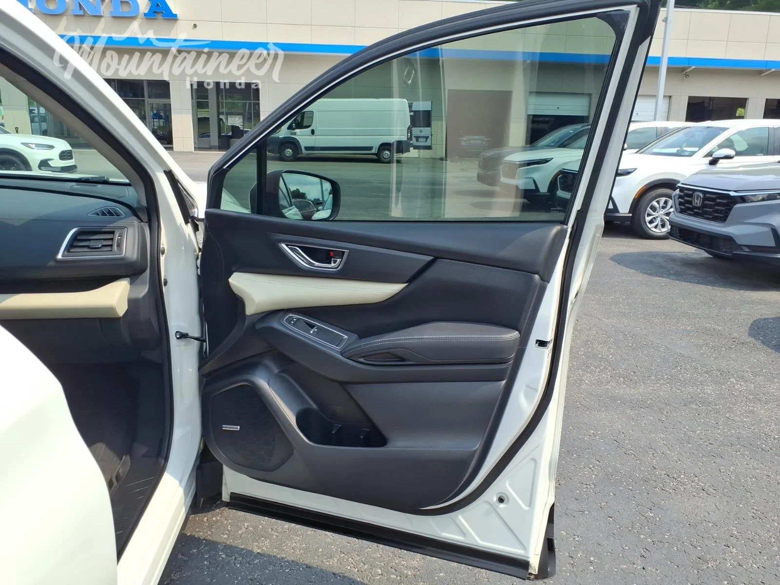 Used 2022 Crystal White Pearl Subaru Limited image 18