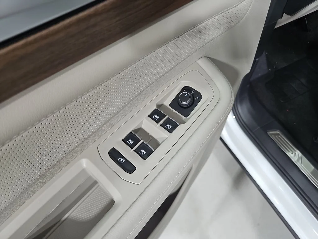 New 2026 White/off-white Volkswagen 2.0T SE w/Technology image 11