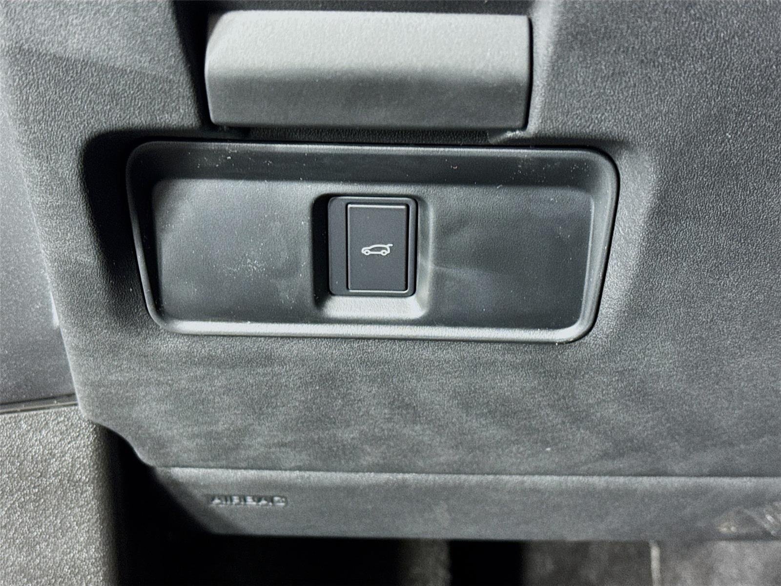 Used 2026 Santorini Black Land Rover Hoxton Edition image 10