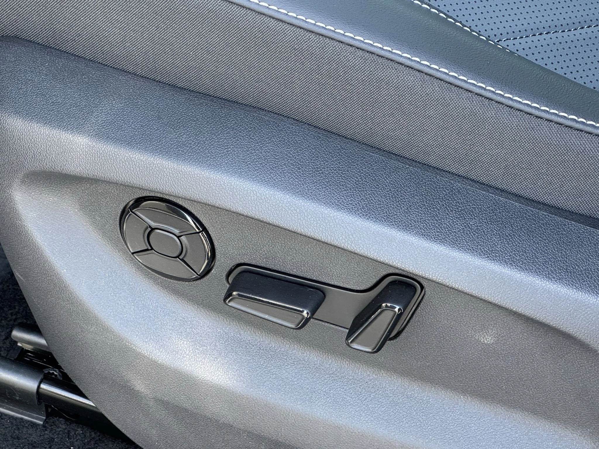 New 2026 Platinum Gray Metallic Volkswagen SE R-Line Black image 15