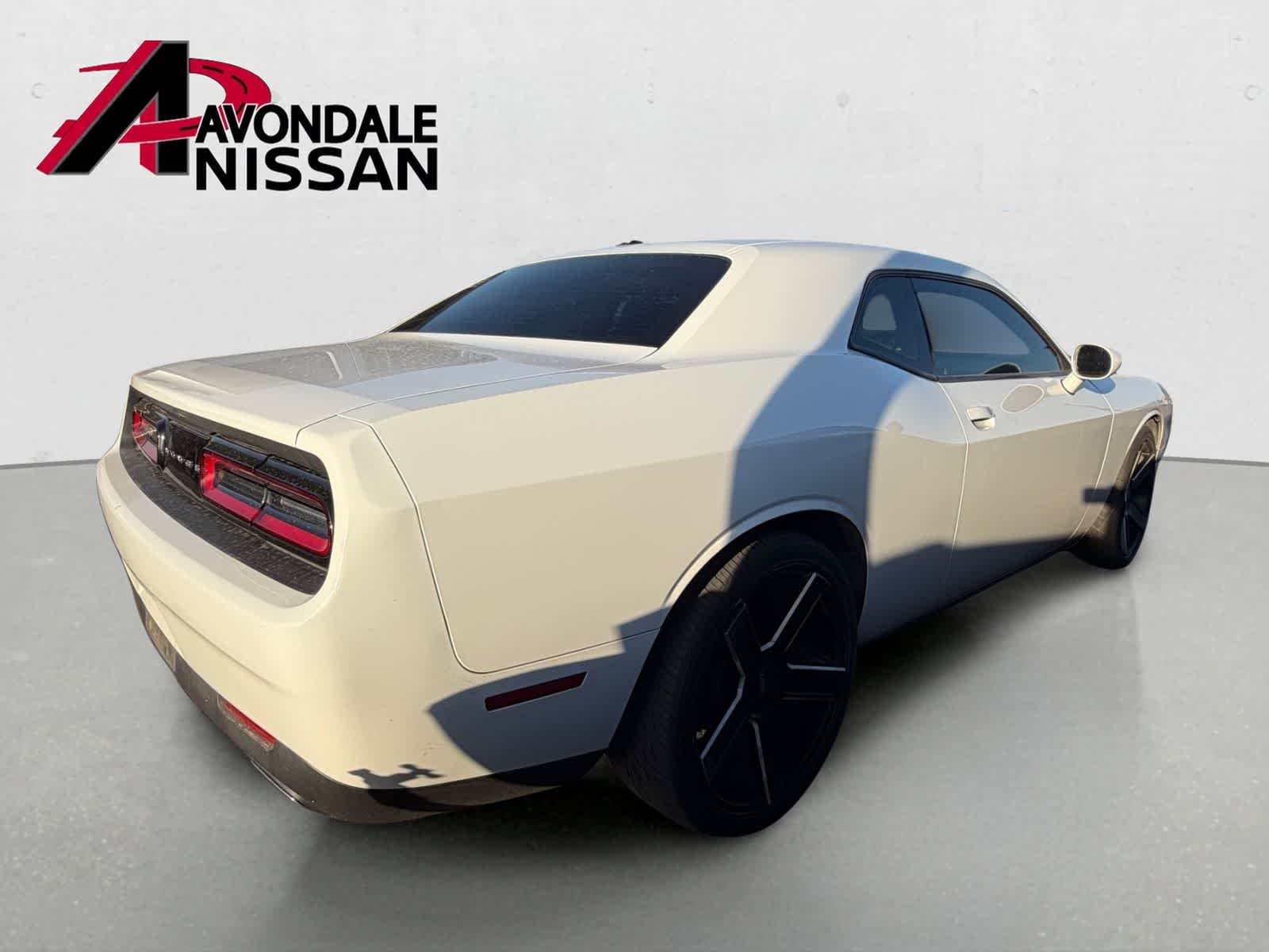 Used 2016 Bright White Clearcoat Dodge SXT image 4
