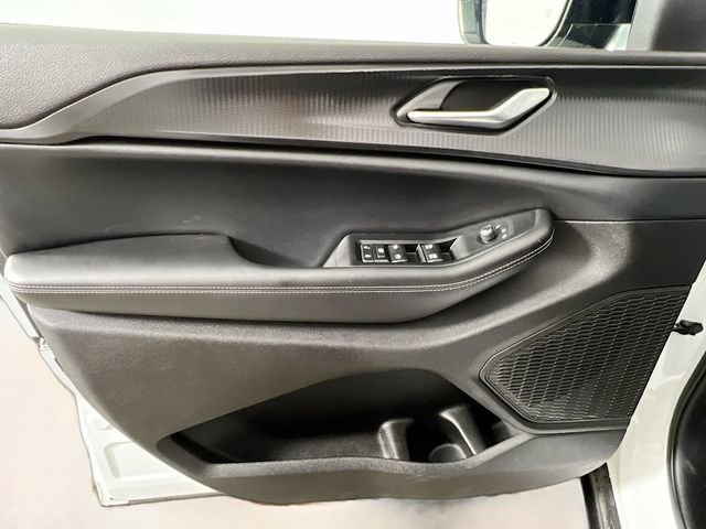 Used 2024 White Jeep Altitude image 31