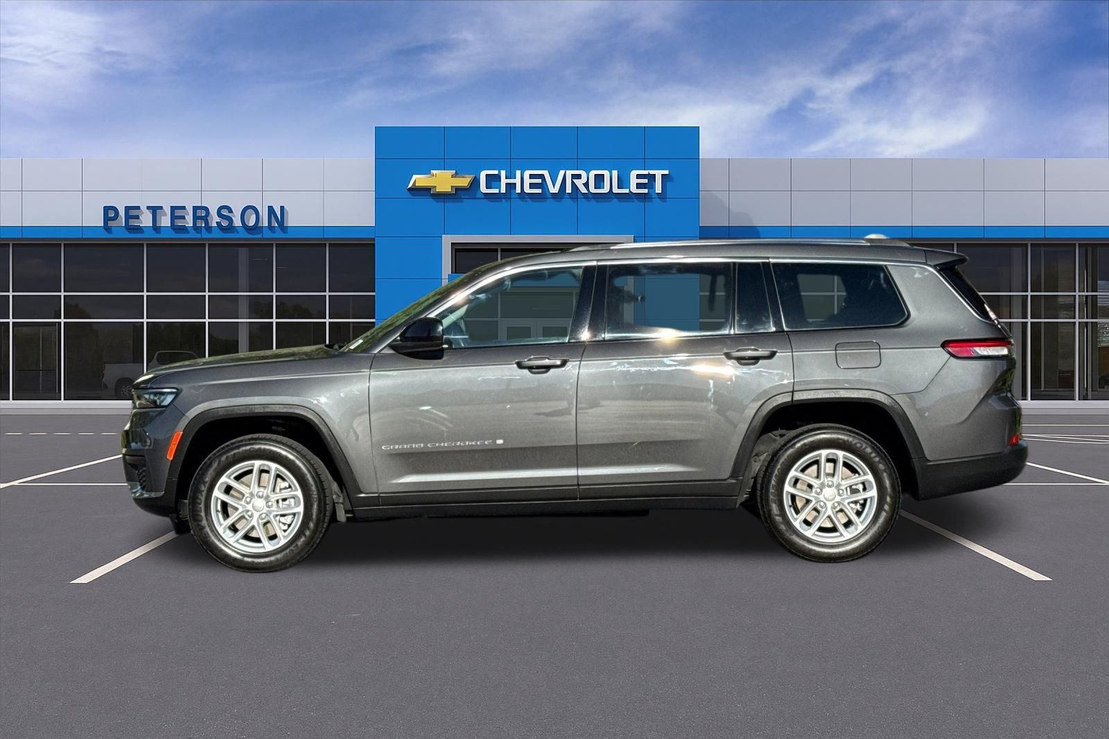Used 2022 Gray Jeep Laredo image 7