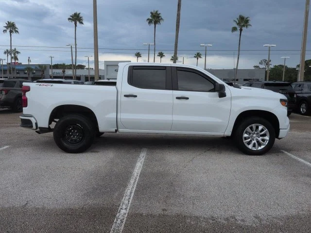 Used 2025 White Chevrolet Custom image 3