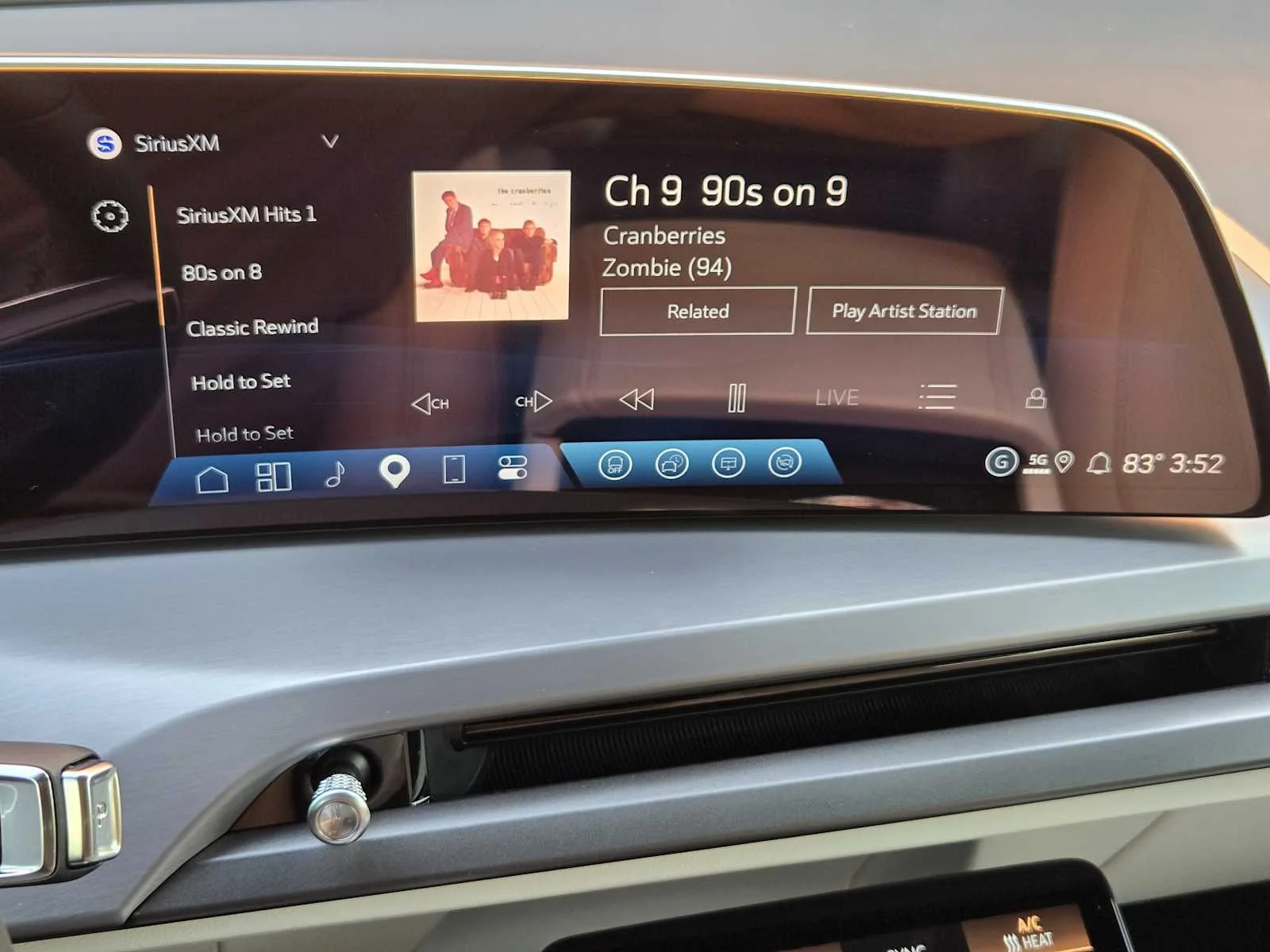 2027 Cadillac VISTIQ Luxury - Photo 11