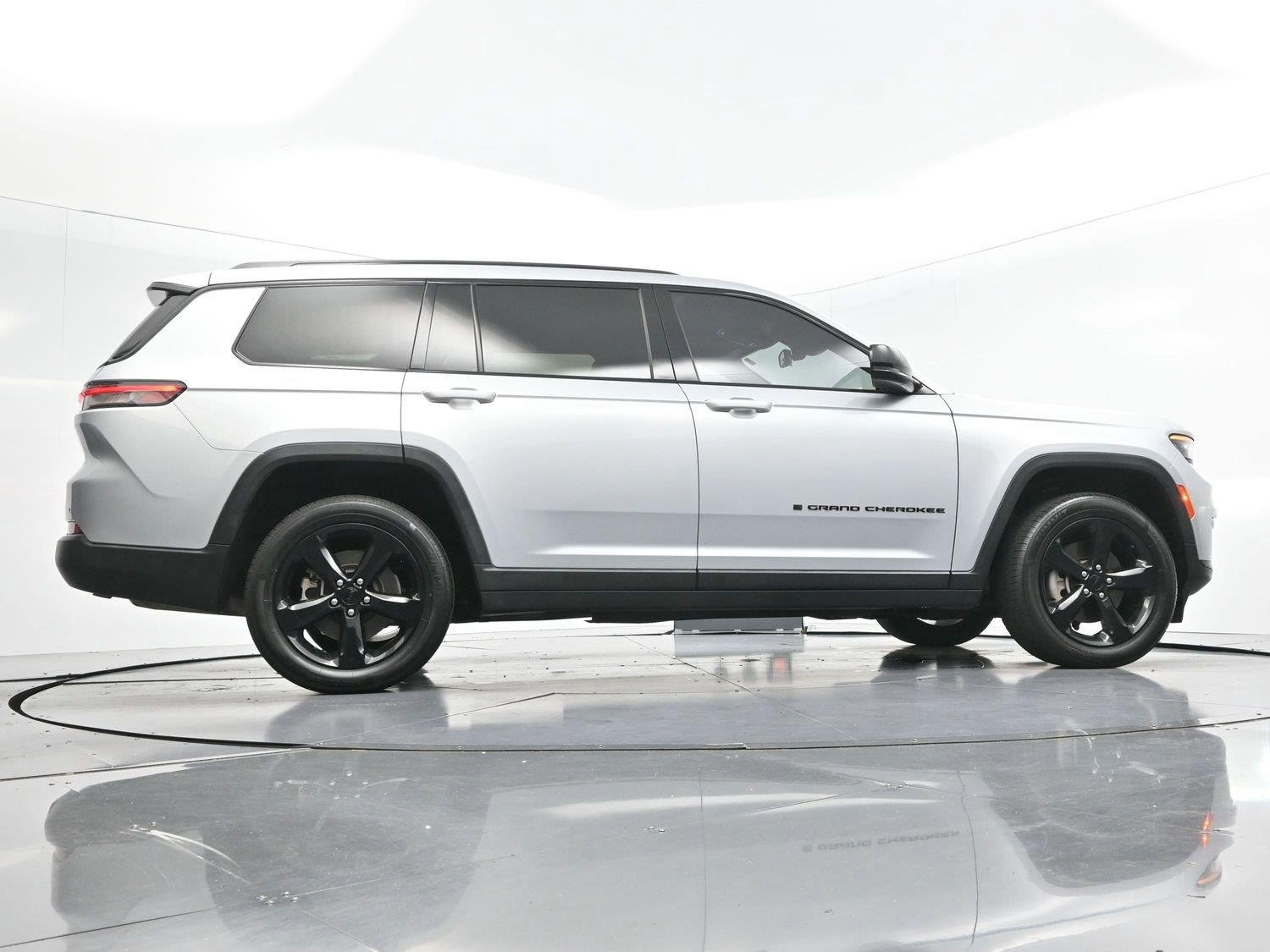 Used 2021 Silver Jeep Altitude image 47