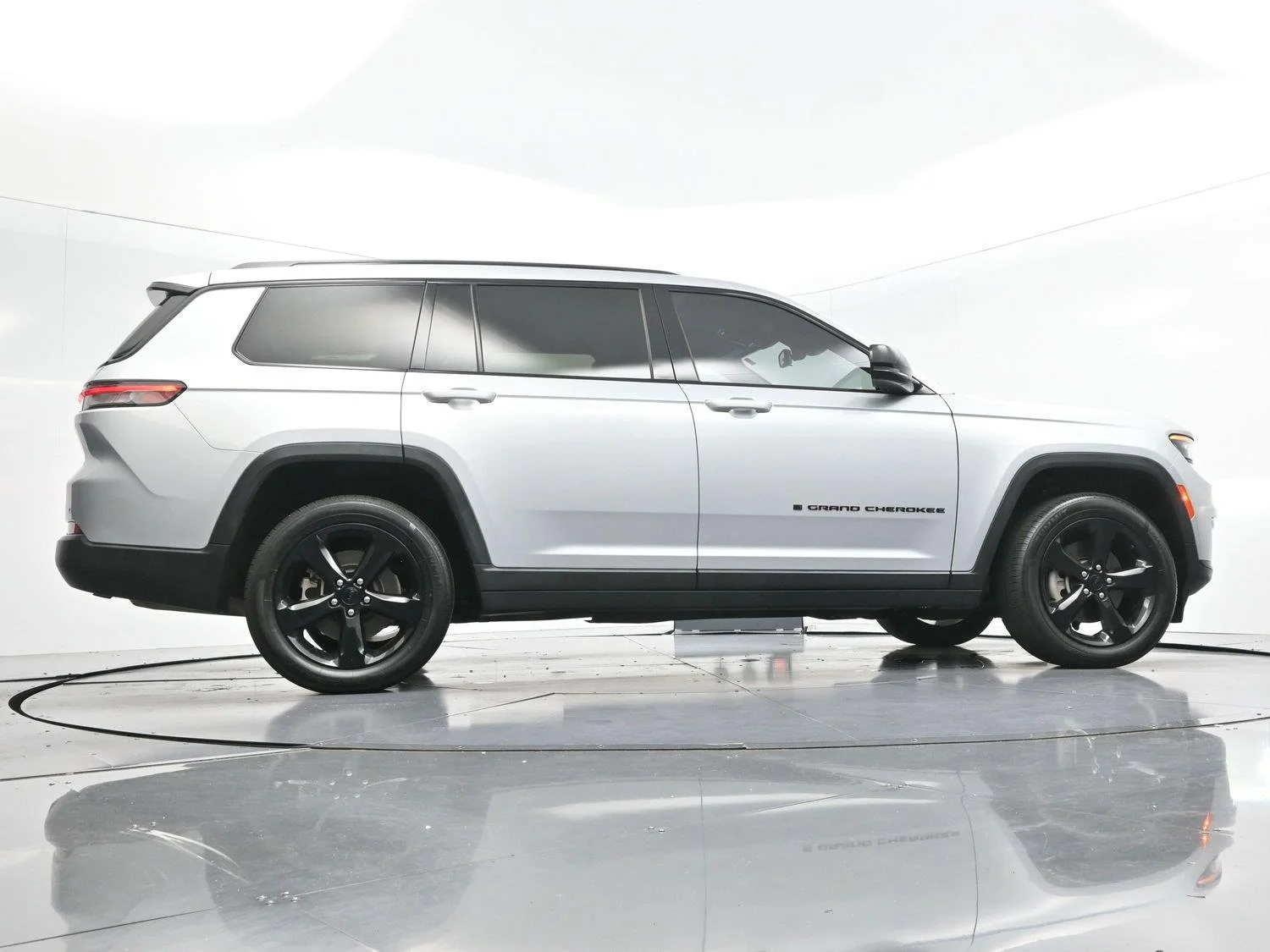 Used 2021 Silver Jeep Altitude image 47