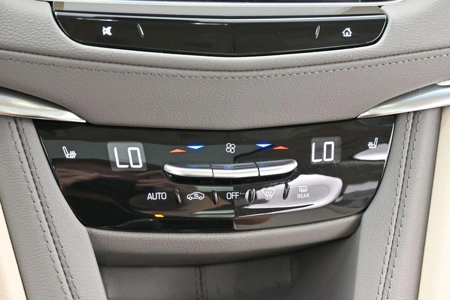 Used 2024 Argent Silver Metallic Cadillac Premium Luxury image 26