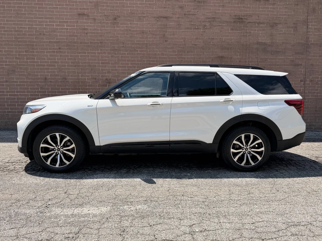 Used 2023 Star White Metallic Tri-Coat Ford ST-Line image 2