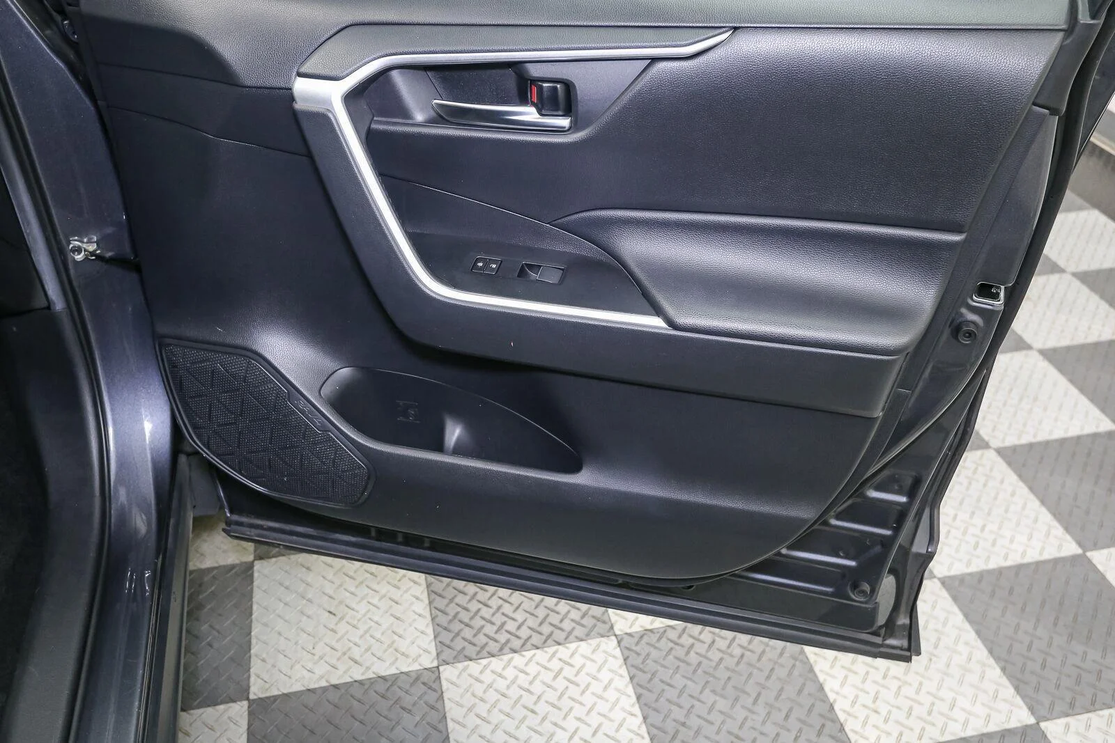 Used 2020 Magnetic Gray Metallic Toyota XLE Premium image 22